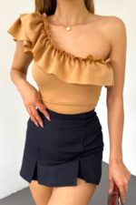 Bluza asimetrica Elara, cu umarul gol si volan oversize, Crem