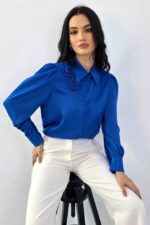 Camasa eleganta AVELA, cu brosa florala nedetasabila, Albastru, Marime S/M