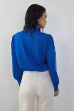 Camasa eleganta AVELA, cu brosa florala nedetasabila, Albastru, Marime S/M - imagine 2
