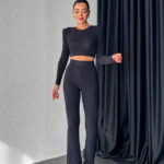 Compleu de ocazie, Vayana, bluza crop cu umeri supradimensionati si pantaloni evazati, Negru