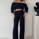 Compleu elegant Alegria, bluza crop cu decolteu elastic pe umeri si pantaloni reiati, evazati, Negru