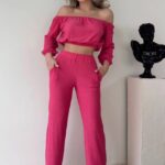 Compleu elegant Alegria, bluza crop cu decolteu elastic pe umeri si pantaloni reiati, evazati, Roz