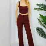 Compleu elegant Allan, top cu decolteu simetric, cusaturi evidentiate si pantaloni evazati, Maro
