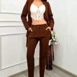 Costum elegant de zi GRAZYA, sacou cu cordon si pantaloni conici, MARO