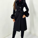 Palton elegant Anastasia, cu brosa, mansete si guler din blana ecologica, Negru