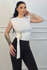 Top scurt elegant ARVEN, cu detaliu metalic auriu, ALB