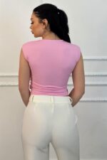 Top scurt elegant ARVEN, cu detaliu metalic auriu, ROZ - imagine 2